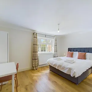 https://duplex-redhill-town-centre-apt-by-livingo-stays.brighton-hotels-england.com
